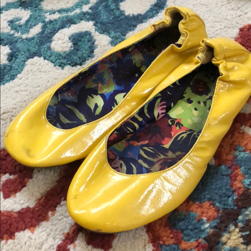 Yellow flats - Picture 2 of 4